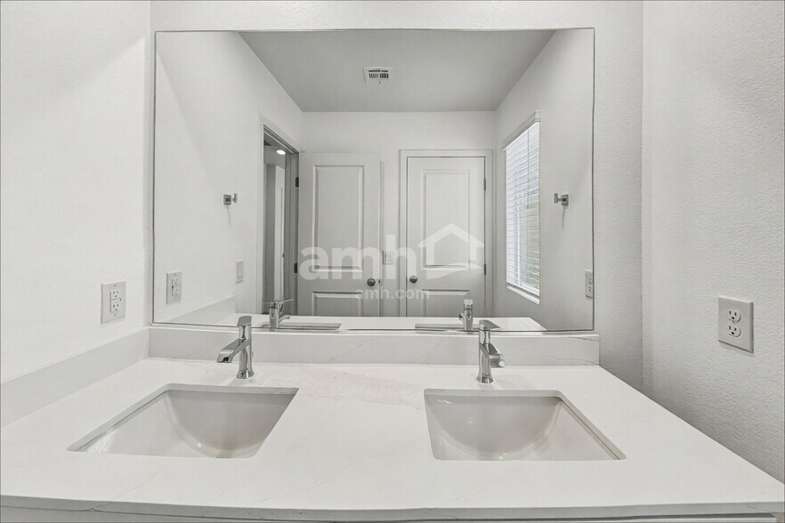 Building Photo - 9579 Marchmont Rd