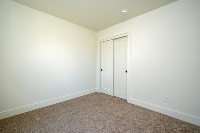 Building Photo - 37 NE 78th Ave