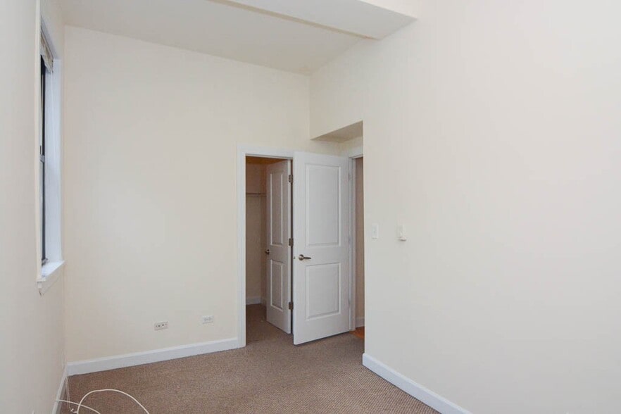 Building Photo - 4715 N Sheridan Rd