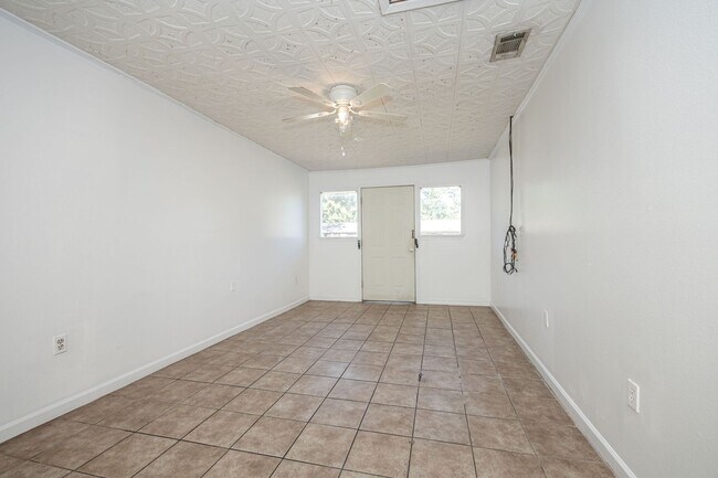 Building Photo - 5612 Rose Dr