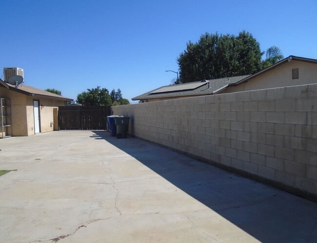 Building Photo - SW WITH OFFICE AND RV PARKING !!!!