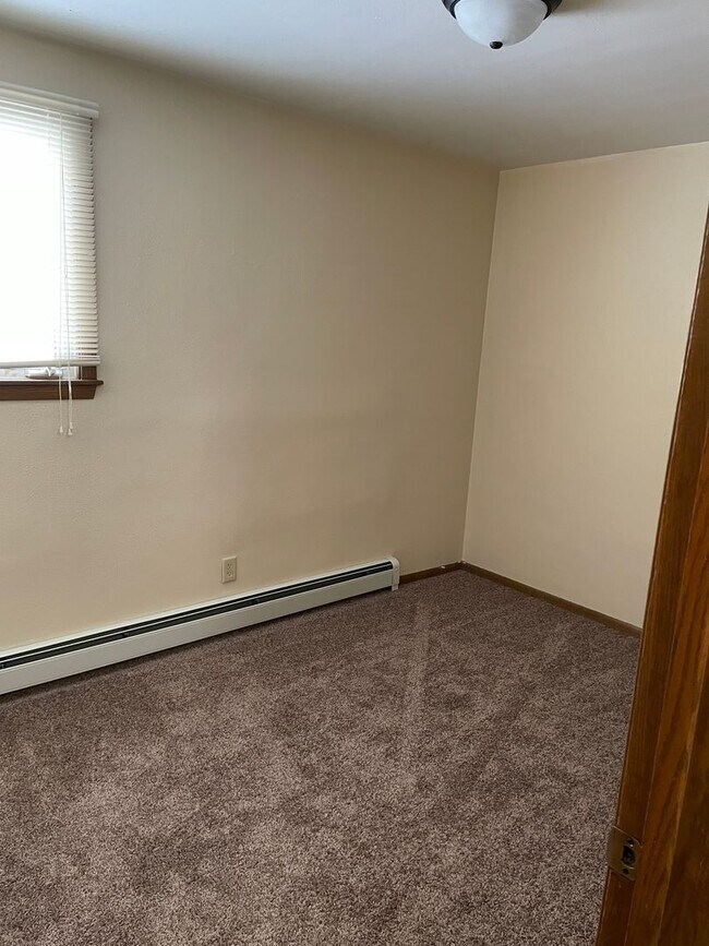 Building Photo - Forestview 2 Bedroom Lower Apartment FIRST...