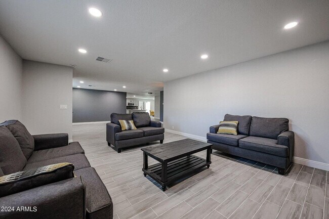 Building Photo - 11207 S Iroquois Dr