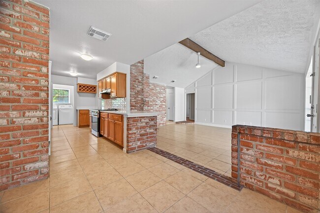 Building Photo - 22206 Red River Dr
