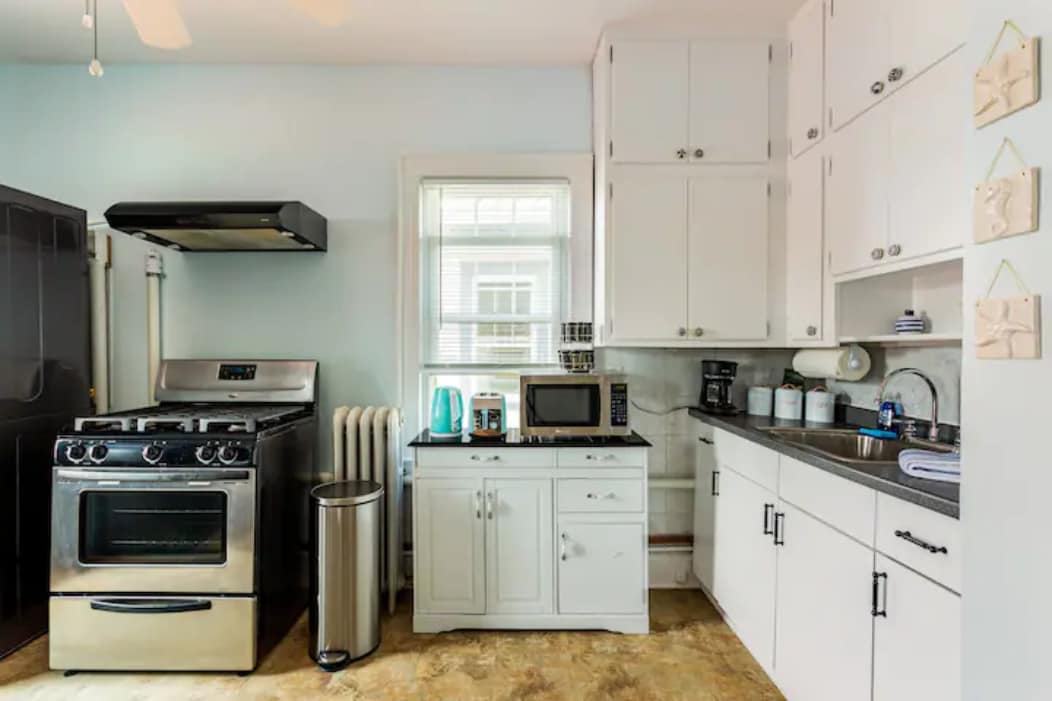 Building Photo - 28 Walnut E St