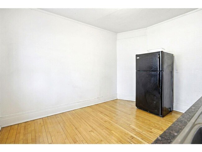 Building Photo - 604 Holly Ave