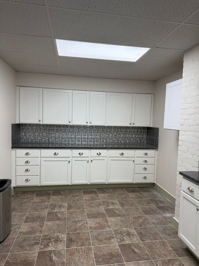 Building Photo - 5 bedroom house next to park