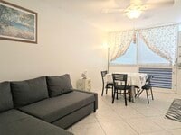 Building Photo - 425 Ena Rd