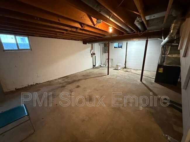 Building Photo - 612 E 6th St
