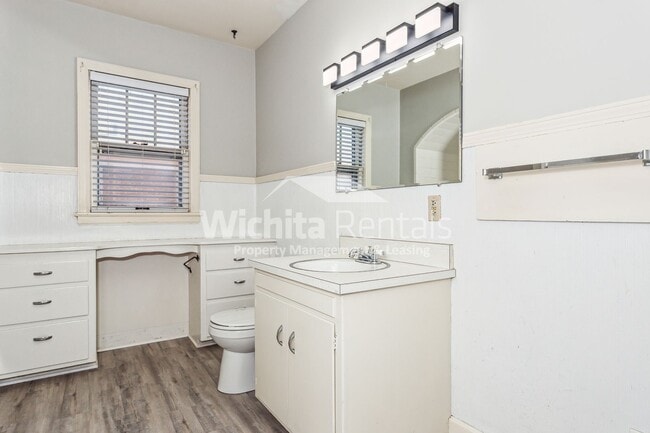 Building Photo - Charming 3 bedroom, 1.5 bathroom home, wit...