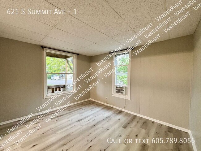 Building Photo - 621 S Summit Ave