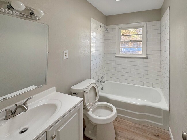 Building Photo - 512 E Mesa Dr