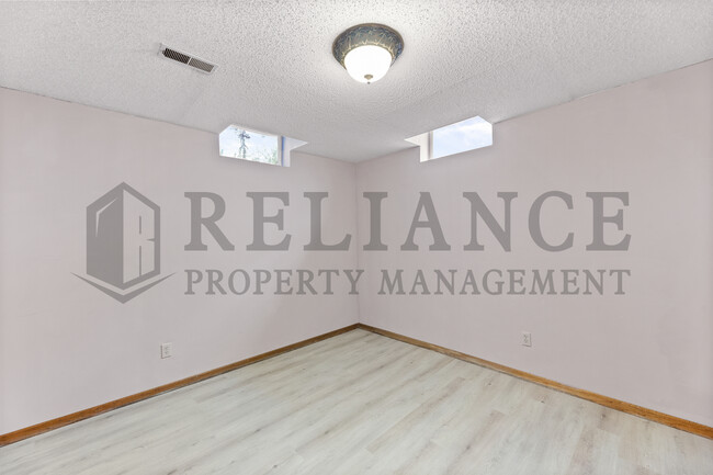 Building Photo - 510 N Parkridge St