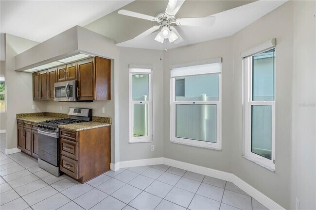 Building Photo - 4832 Queen Palm Terrace NE