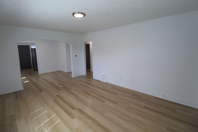 Building Photo - 327 E Bridgeport Ave