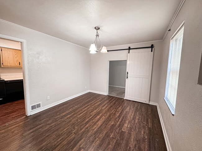 Building Photo - 2710 Henderson Rd