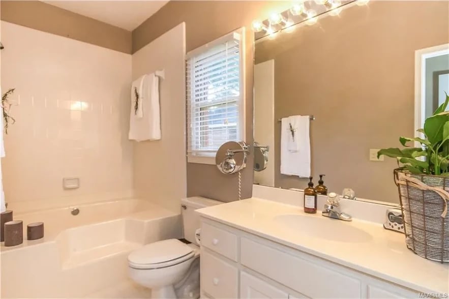 Building Photo - 2255 Vaughn Ln