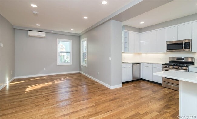 Building Photo - 86 Main St