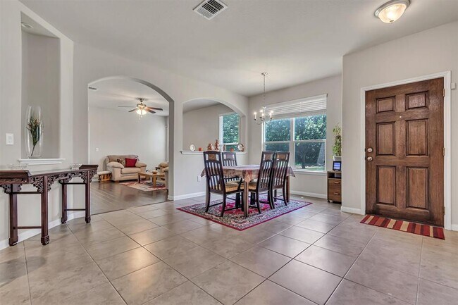 Building Photo - 711 Rolling Oak Dr