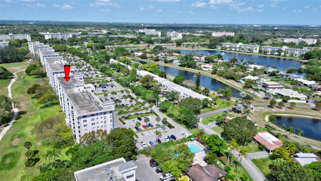 Building Photo - 3050 N Palm Aire Dr