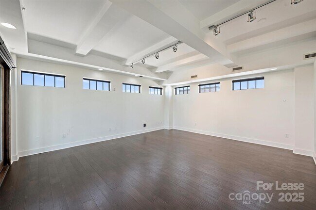 Building Photo - 715 N Graham St