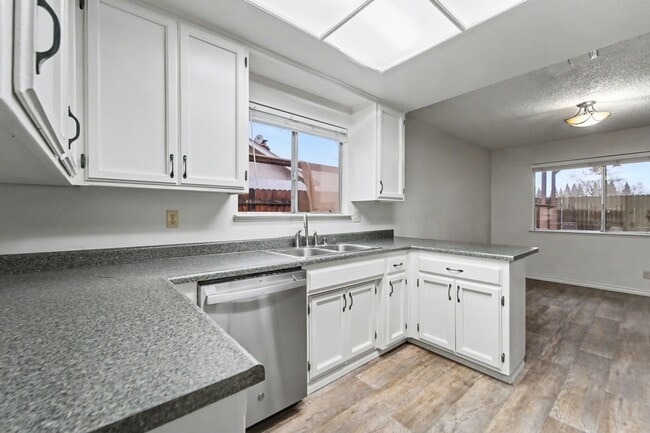 Building Photo - Sweet 3-Bedroom With a Fireplace Vibe