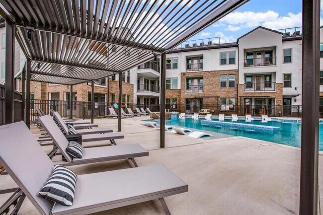Building Photo - 950 Town Lake Dr