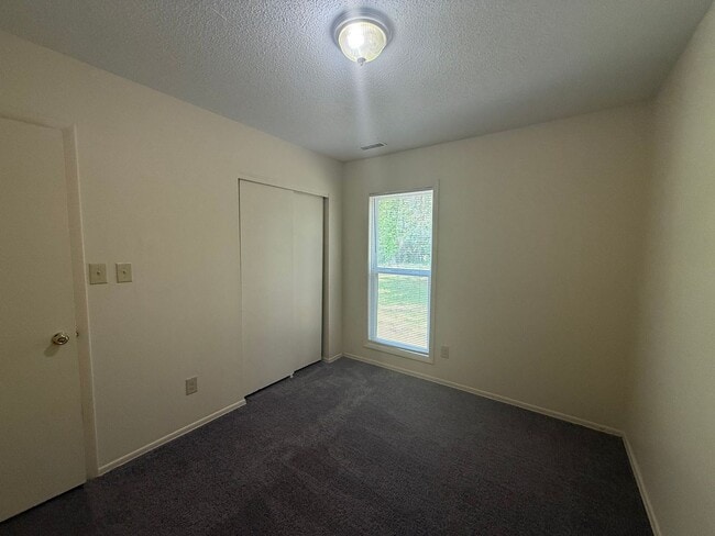 Building Photo - 2 bedroom, 1 bath Duplex
