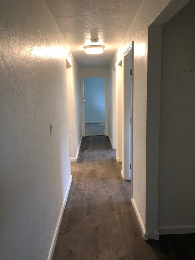 Building Photo - Updated 3 bedroom 1.5 bath duplex!