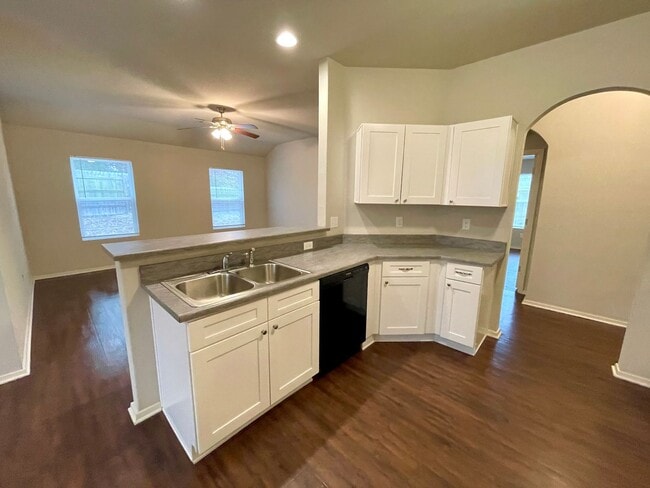 Building Photo - Three bed,  two bath in Valley View available now