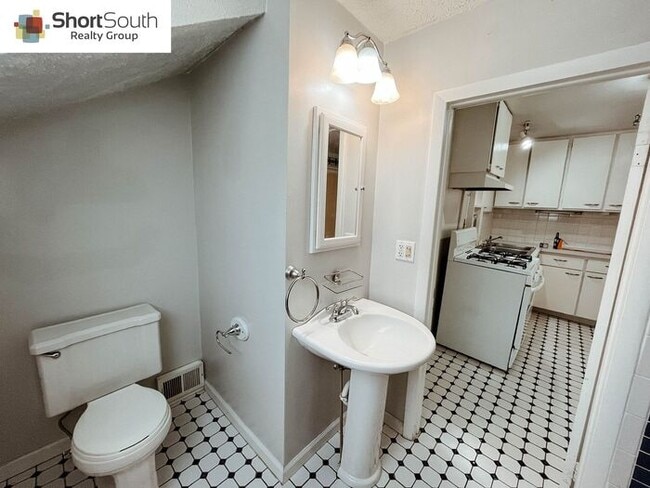 Building Photo - Updated 1 bed 1 bath apartment in Heritage Hill