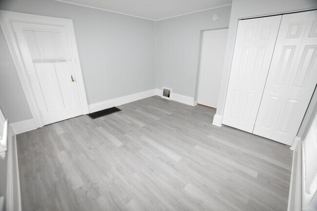 Building Photo - 426 N Lake St