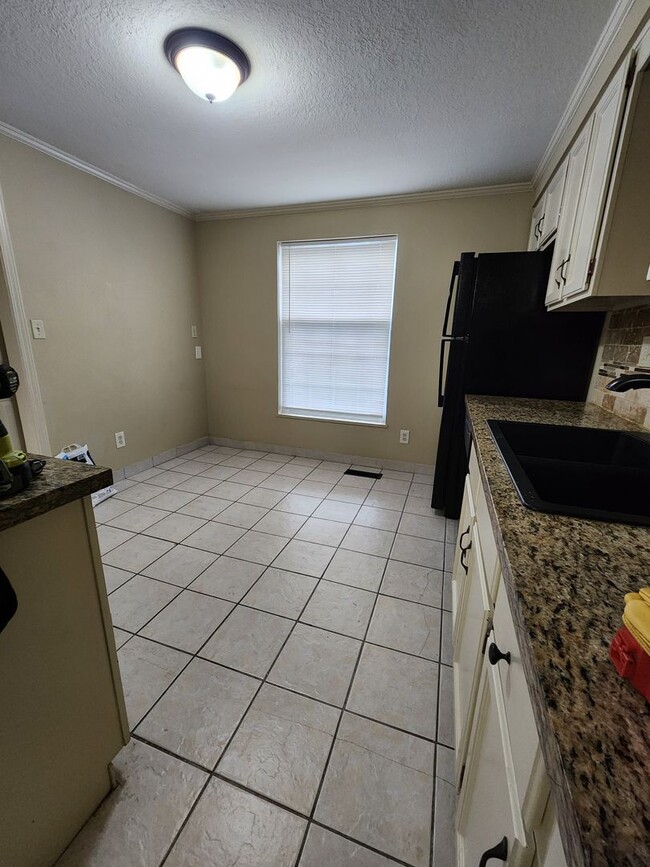 Building Photo - 3 bedroom 2 1/2 Bath Townhouse