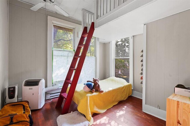 Building Photo - 3404 1/2-3402 Grooms St