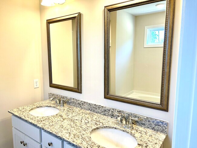 Building Photo - 704 Rill Dr