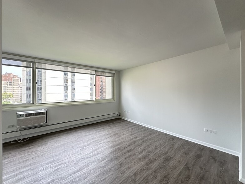 Building Photo - 1349 N Dearborn St