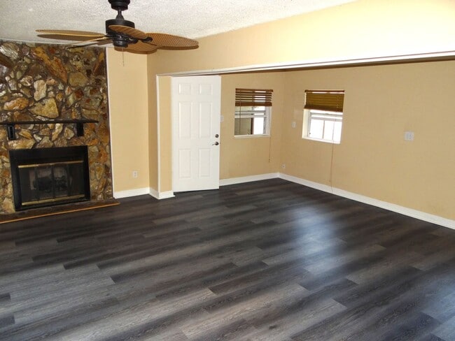 Building Photo - Centrally located home in St Pete - Move I...