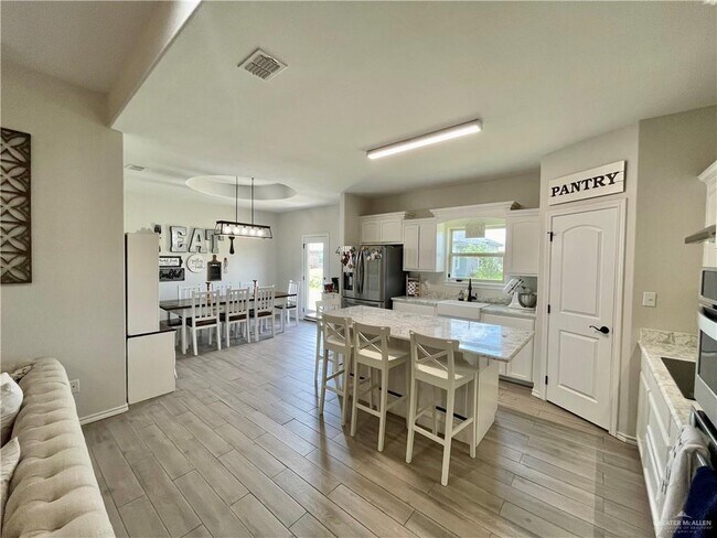 Building Photo - 2920 Fuerte Ave