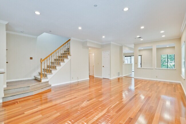 Building Photo - Large, Bright Sunnyvale Townhome near Border of Mountain View