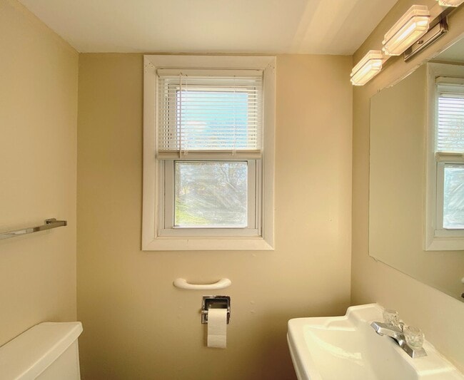 Building Photo - 2237 Wentworth Ave