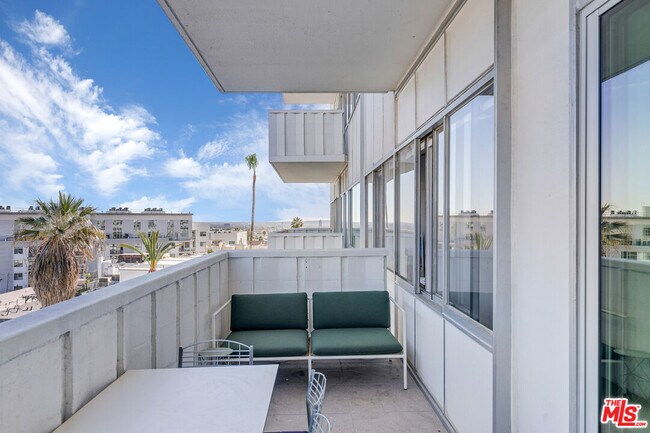 Building Photo - 7135 Hollywood Blvd