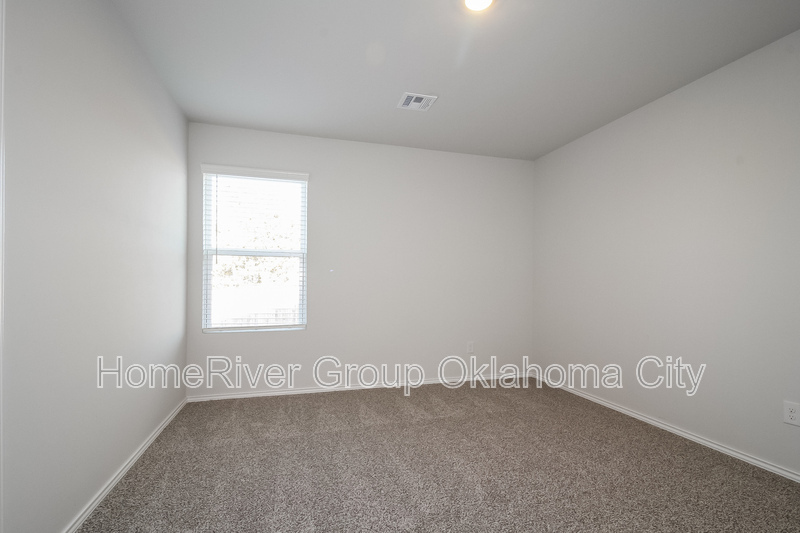 Building Photo - 3131 Valley Dr