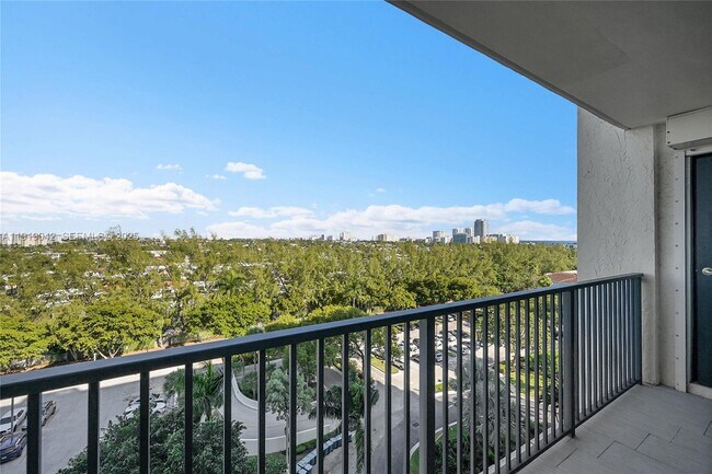 Building Photo - 3200 Port Royale Dr N