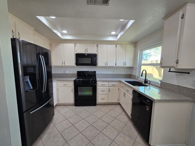 Building Photo - 2835 La Vida Dr