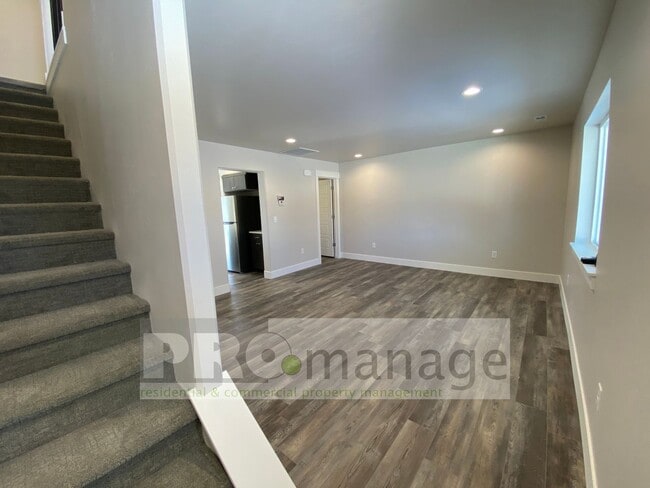 Building Photo - Townhouse