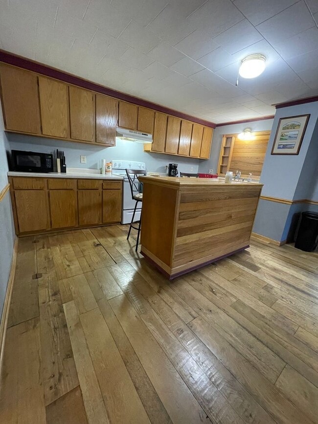 Building Photo - Three Bedroom House Near Campus