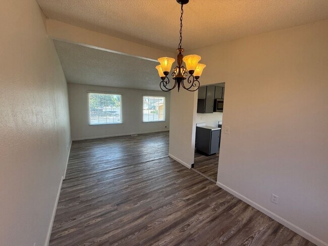 Building Photo - Rare Remodeled 5 Bedroom 2.5 Bath Tri Level in Vacaville