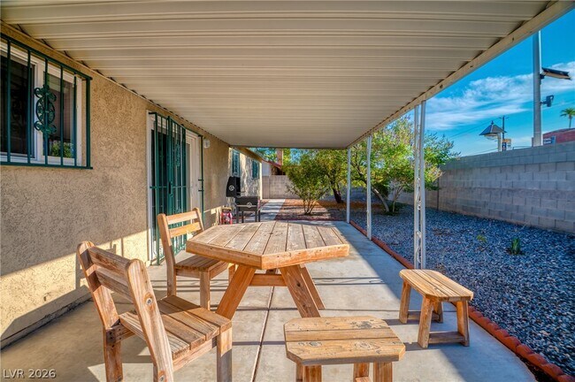 Building Photo - 3730 Greenwood Dr