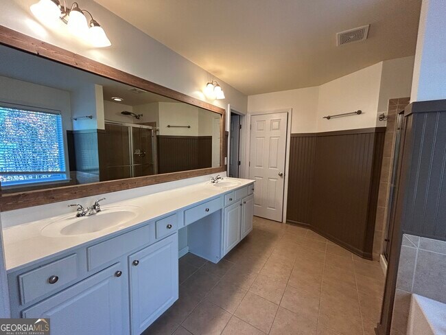 Building Photo - 706 Oracle Dr NE