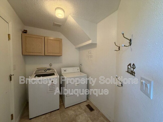 Building Photo - 6517 Glen Oak NE